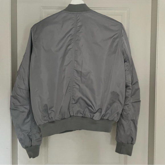 Grey XS bomber jacket, lavender colour inside. Excellent condition, satin feel - Picture 5 of 15
